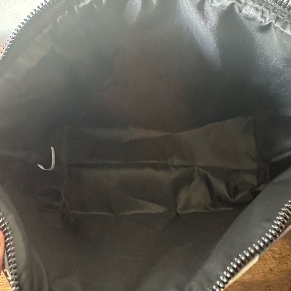 Ed Hardy Pink and Gray Camouflage Toiletry Cosmetic Bag with Tigers & Skulls NWT - Picture 5 of 5